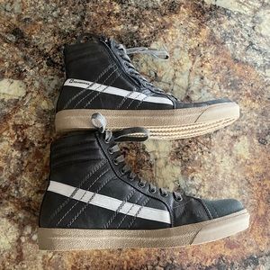 Alpine Swiss hi top Mens Shoes are a Size 9.